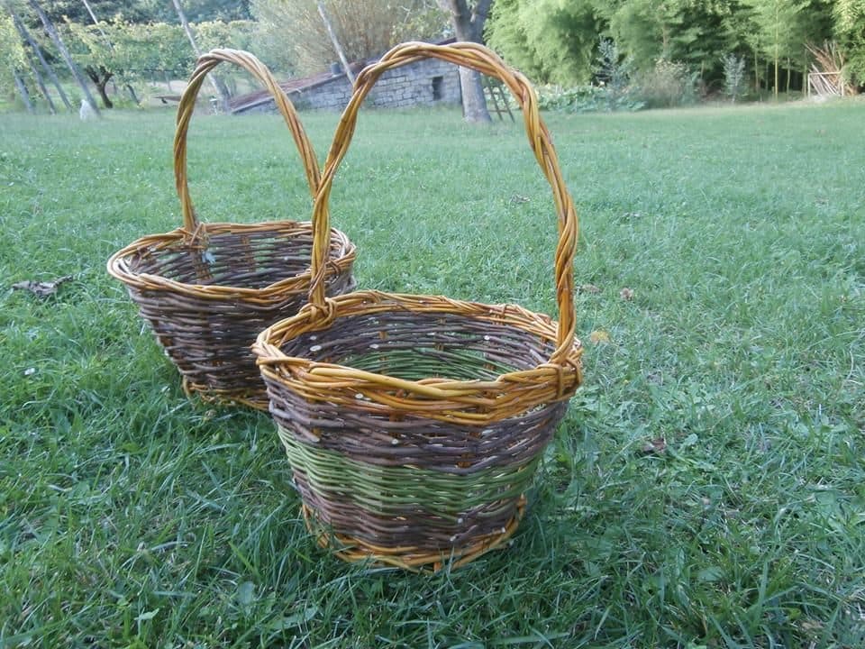 Due cesti con il manico, a fasce di colori diversi, su un prato