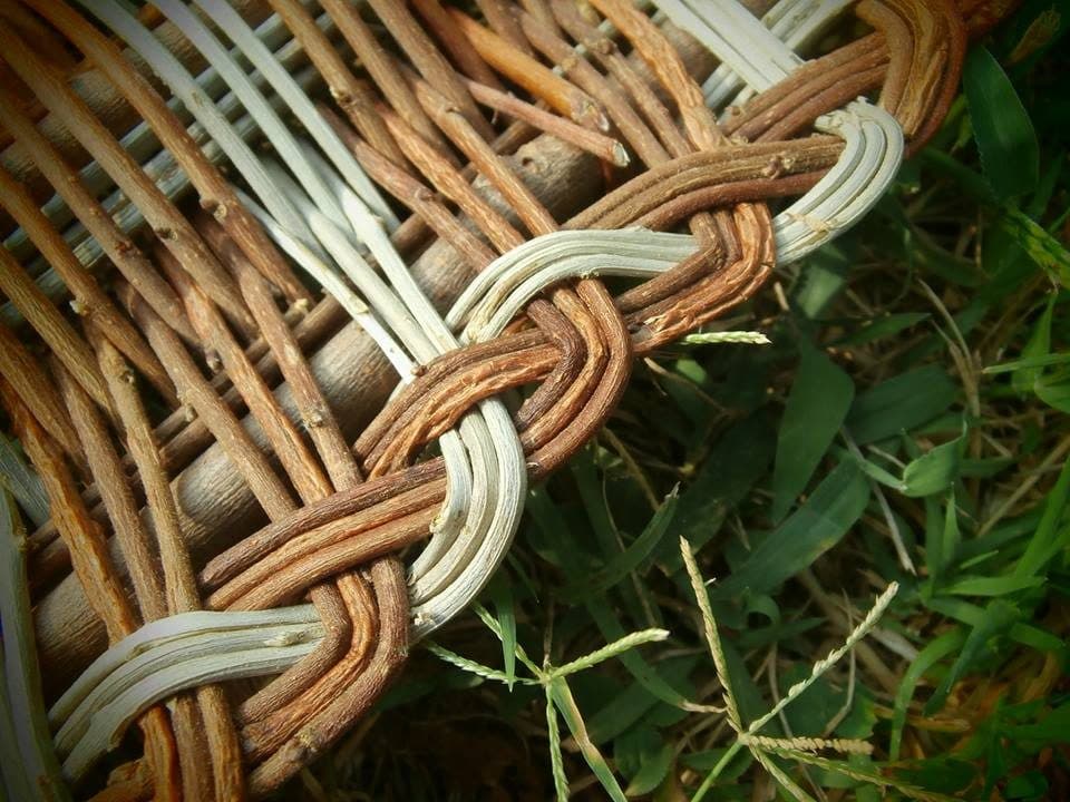 Il dettaglio della treccia del bordo, con rami chiari e rami bruni