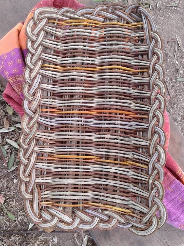 Un vassoio rettangolare intrecciato con il bordo a treccia